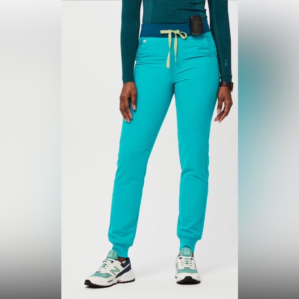 NWT Figs Teal scrubs Joggers size large women’s
